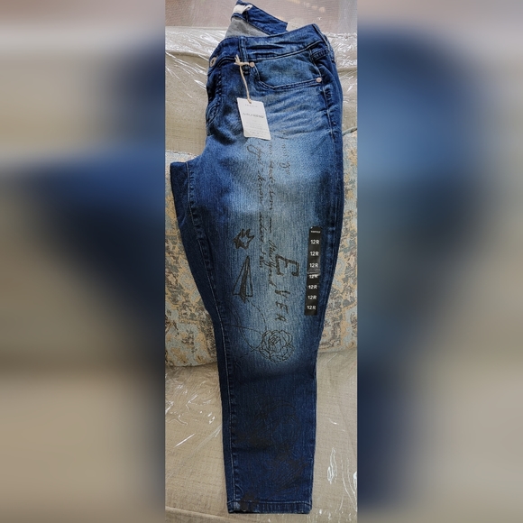 NWT Torrid Doodle Art Girlfriend Jeans👖 - Picture 5 of 9